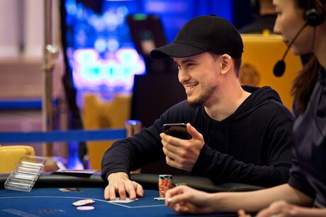 Trueteller nombró el estado óptimo para el poker: una revisión de las redes sociales