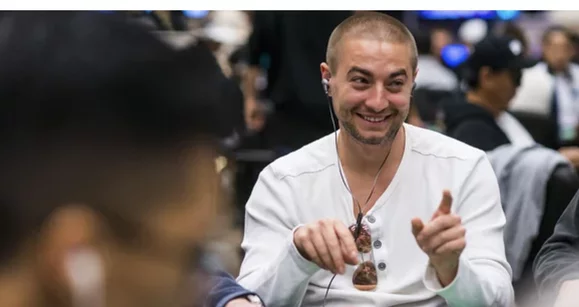 ¿Por qué no deberías hacer 3-bet con AKs frente a una subida del botón?