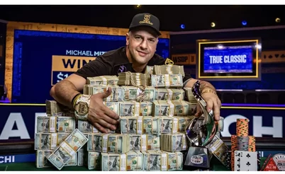 Michael Mizrachi habla sobre la World Series of Poker 2025: Jugador de torneos de día, bebidas y slots de noche