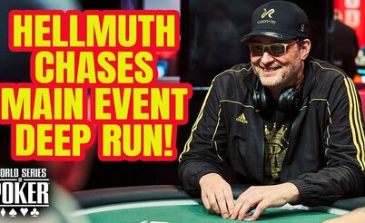 Echando un vistazo a las cartas de Hellmuth en el día 2 del Main de WSOP