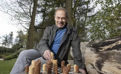 "Ahora juego mucho al ajedrez": recordamos la primera entrevista del fundador de PokerStars