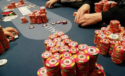 Solucionando problemas: top pair contra tres donks en un bote de 3-bet