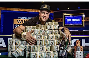 Michael Mizrachi habla sobre la World Series of Poker 2025: Jugador de torneos de día, bebidas y slots de noche