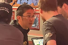 Un escándalo rodea al nuevo campeón mundial: ¿el colapso de la reputación del poker o un revuelo inesperado?